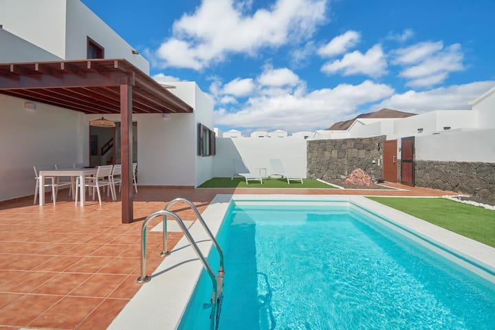 Piscina climatizada privada con porche y zona exterior, Casa Nolva Lanzarote