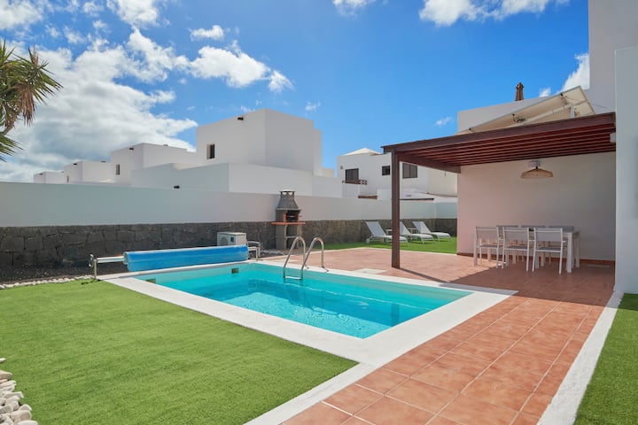 Piscina climatizada privada y comedor exterior en Casa Nolva, Playa Blanca