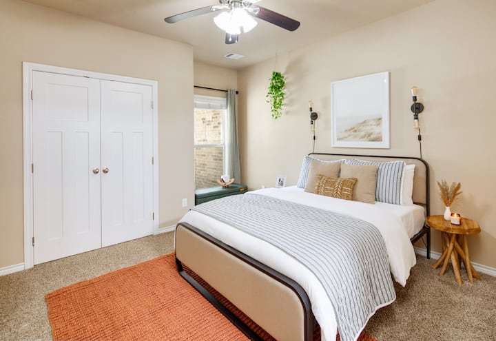 Ontspan in de uitnodigende slaapkamer met een zacht queensize bed en een kledingkast, die zowel comfort als voldoende opbergruimte biedt voor je bezittingen.