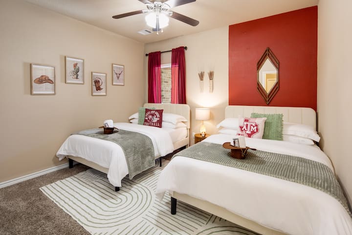 Geniet van de ruime slaapkamer met twee comfortabele tweepersoonsbedden, ideaal voor gezinnen of vrienden die samen reizen.