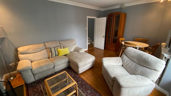 Stylish & Spacious Apartment, Sleeps 6 - Galway