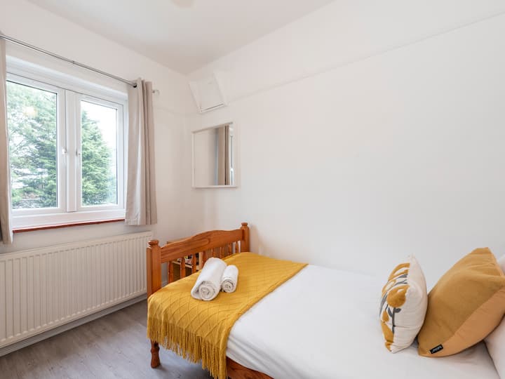 svijetla jednokrevetna soba 