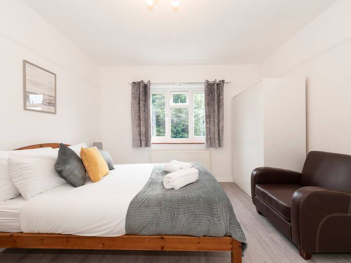 Prostrana i mirna spavaća soba za opuštanje. Smještena na prvom katu, ova spavaća soba ima i fotelju i radnu stanicu s radnim stolom i stolicom. 