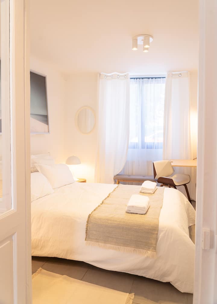 Აღმოაჩინეთ საძინებელი მისაღები ოთახის გავლით.