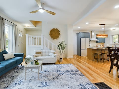 Luxury 4-Bed Full Home w/ Deck
