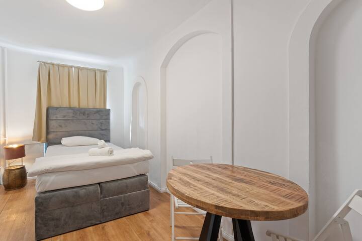 Big stay for 13 in Kreuzberg gallery image 2