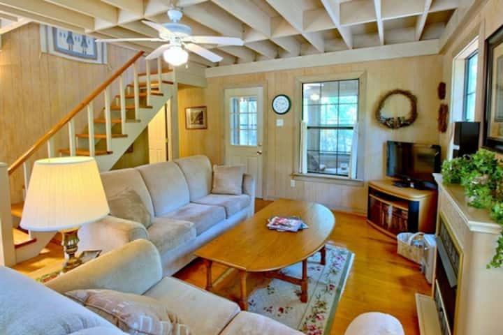 Žiadny satelit! Vyberte si z našej eklektickej zbierky DVD, ktorá sa skladá z osobných obľúbených a filmov, ktoré prispeli predchádzajúci hostia! 