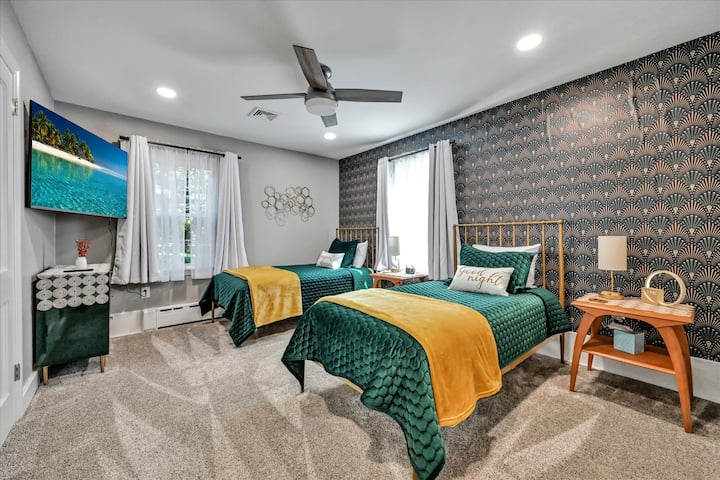 There’s room for 2 adults or kids in our peacock room with new single beds/mattresses, a night light/noise machine, 50” smart TV and closet. 