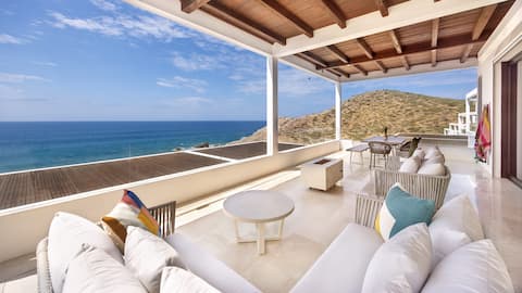 Beautiful Beachfront Condo, Five-Star Amenities