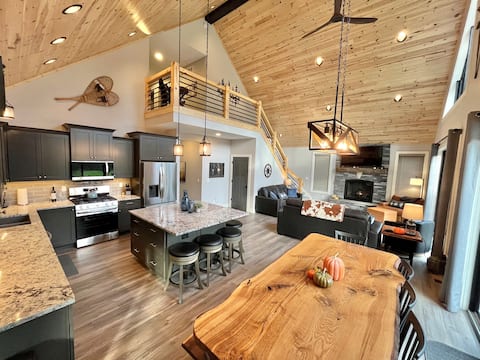 New Build 8bd/4ba Betsie River Cabin,Kayaks,6acres