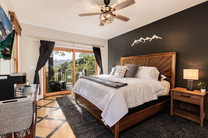 Dormitorio principal con cama tamaño king y puerta corrediza a la terraza