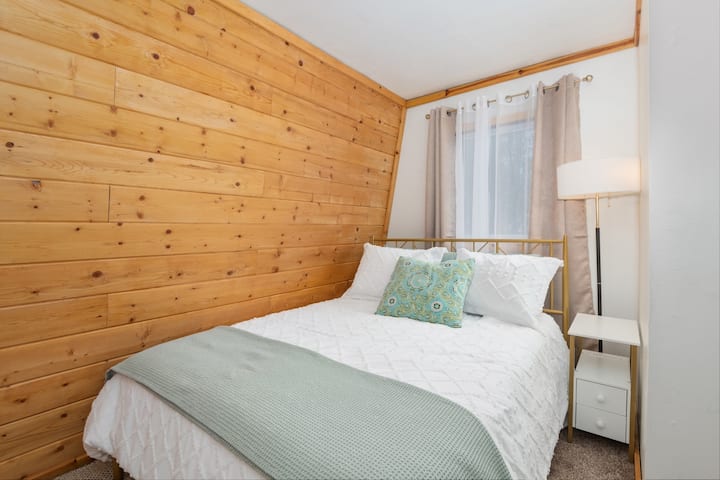 Cama tamaño queen para dos en nuestro acogedor dormitorio de arriba. 