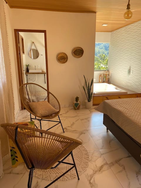 Charming en-suite with bathtub.