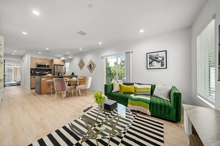 Brand New 3BR 3BA home in Hollywood Center+Parking