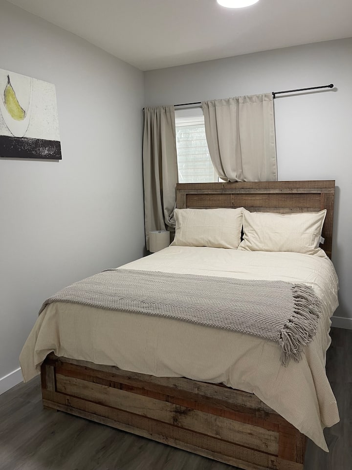 2号卧室配有标准双人床。