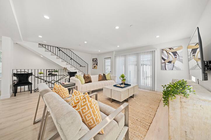 Spacious 5 Bedrooms house in Hollywood/Sleeps 16 gallery image 4