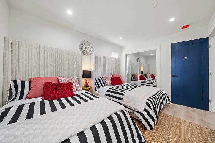 Spacious 5 Bedrooms house in Hollywood/Sleeps 16 gallery image 2