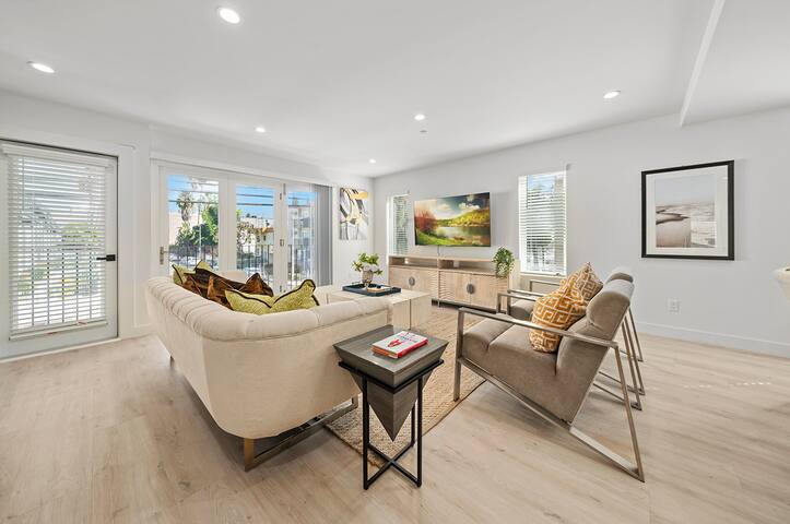 Luxury 5BR House in Hollywood/Sleeps16+Parking gallery image 2