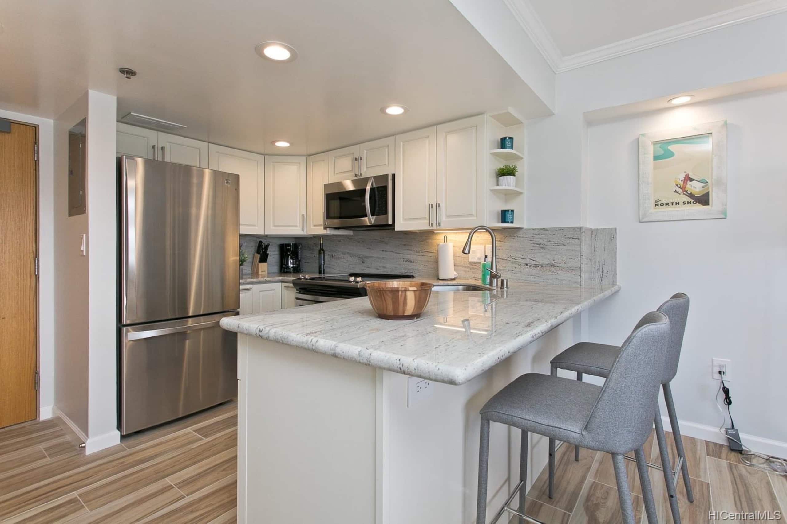 Condo in Honolulu · ★4.84 · 1 bedroom · 3 beds · 1 private bath - Image 5