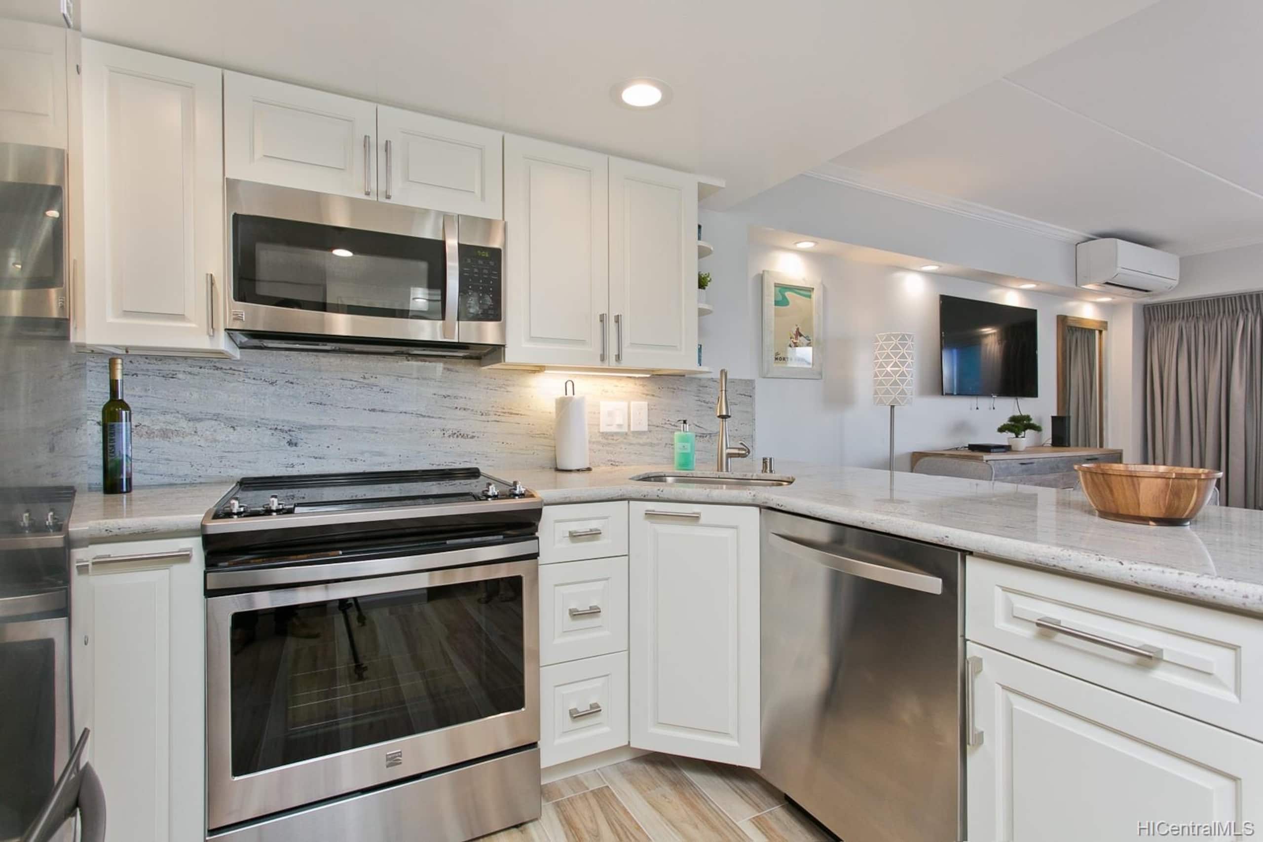 Condo in Honolulu · ★4.84 · 1 bedroom · 3 beds · 1 private bath - Image 4