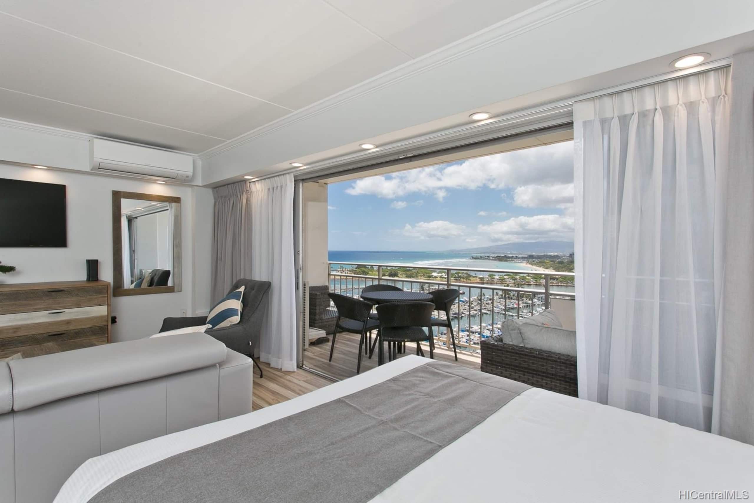 Condo in Honolulu · ★4.84 · 1 bedroom · 3 beds · 1 private bath - Image 6