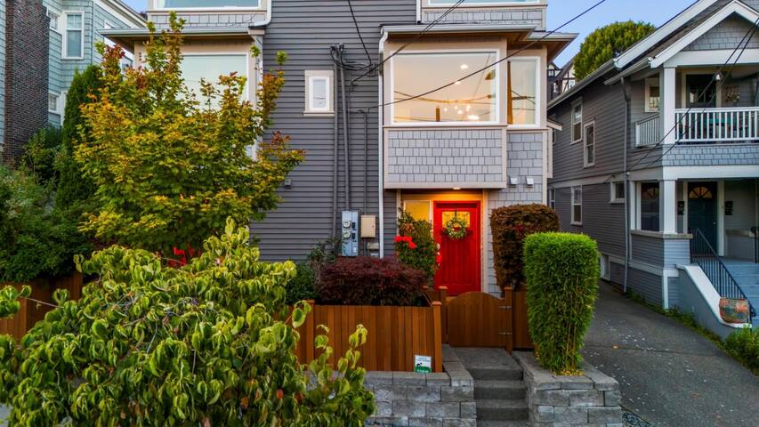 Stunning Seattle Escape -Rooftop view Space Needle gallery image 3