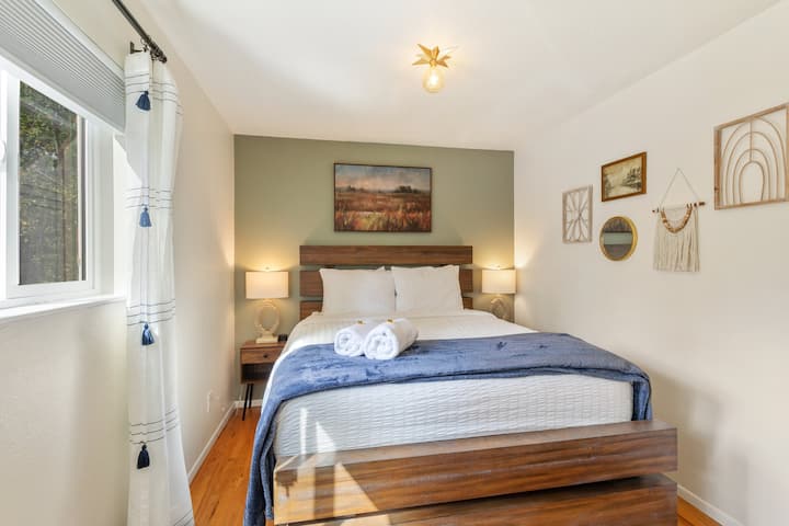 Upstairs bedroom with a king bed and closet- conveniently located near bathroom 1.