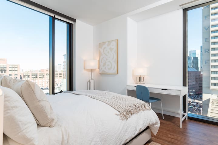 Back-Bay Central Condo w/Roof top, Gym & Parking! gallery image 4