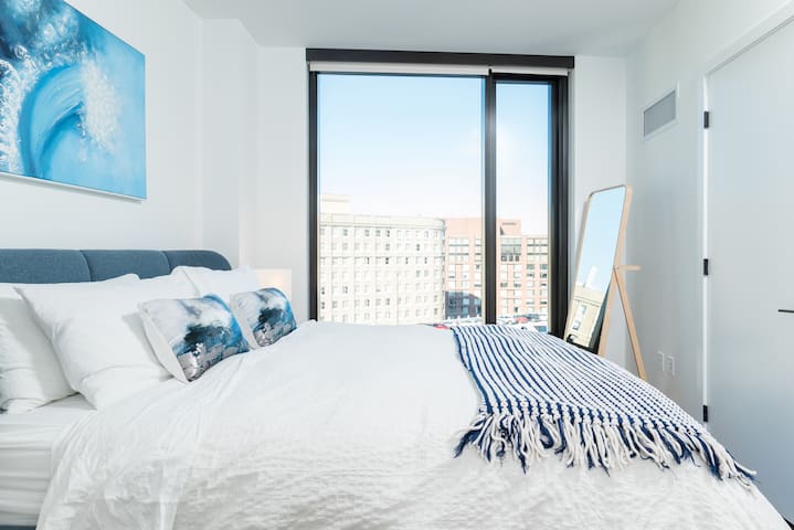 Back-Bay Central Condo w/Roof top, Gym & Parking! gallery image 2