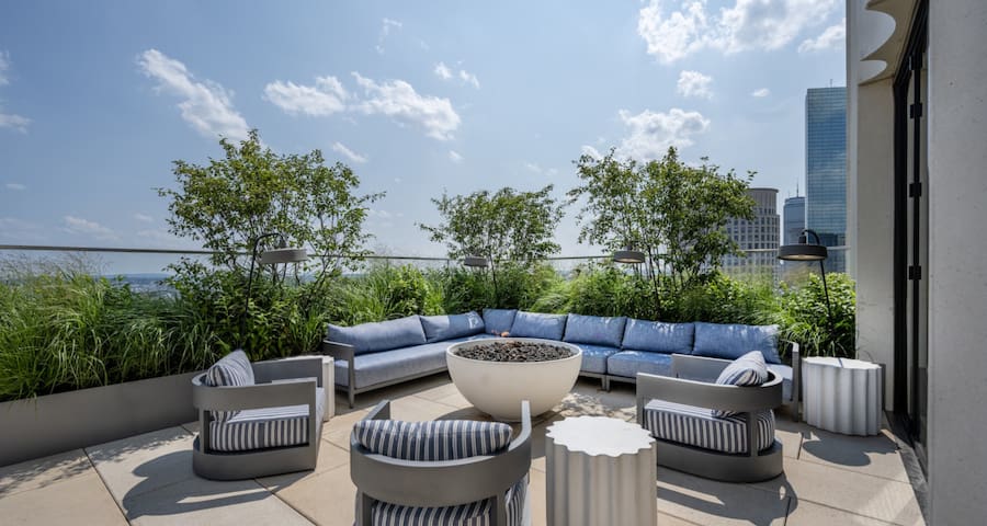 Back-Bay Central Condo w/Roof top, Gym & Parking! gallery image 3