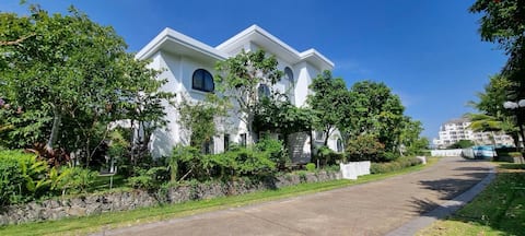 4BR luxurious beachfront private pool villa