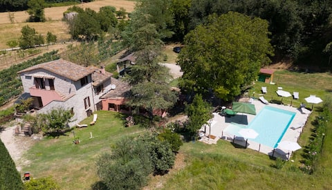 “I Melograni” Farmhouse with swimming pool. Sleeps 11