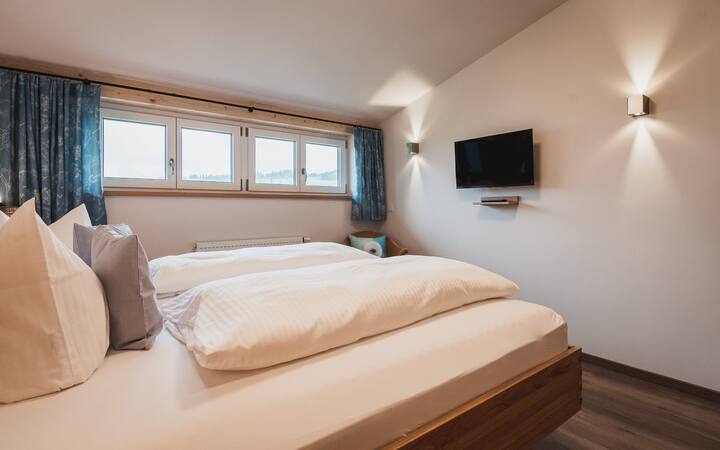 غرفة نوم رئيسية بسرير مزدوج خشبي كبير حديث وخزانة كبيرة وشاشة مسطحة مع قنوات فضائية/تلفزيون