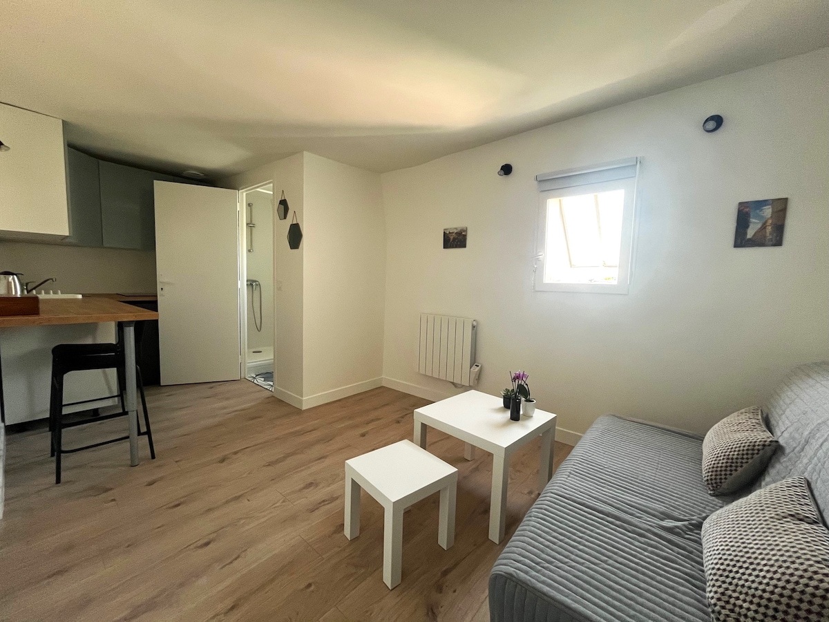Successful Airbnb property: Studio in the Château and RER area in Saint Germain En Laye