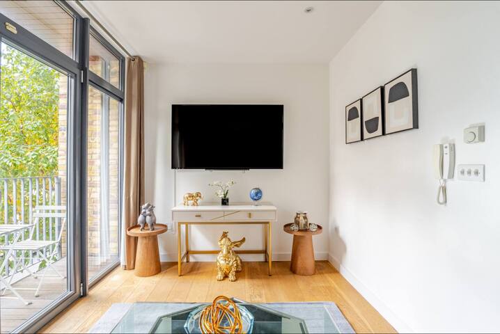 Spacious Bright Lux Townhouse – Sleeps 6 gallery image 2