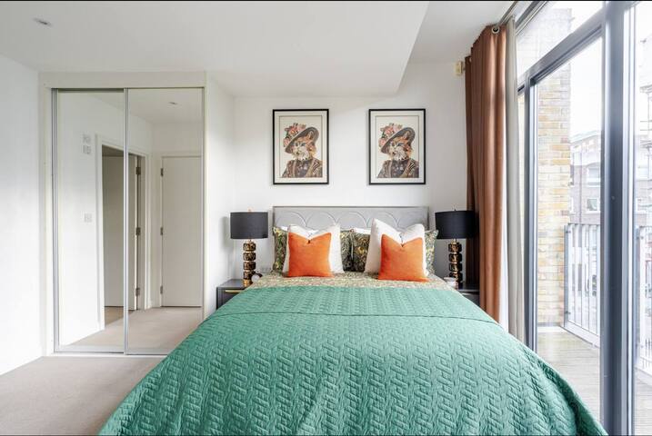 Spacious Bright Lux Townhouse – Sleeps 6 gallery image 4