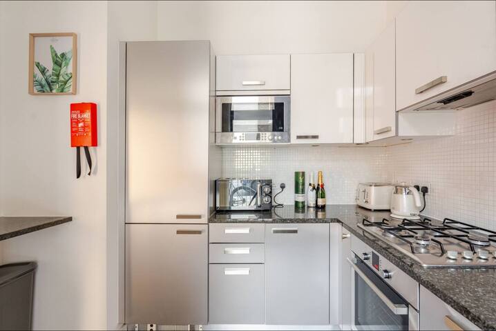 Spacious Bright Lux Townhouse – Sleeps 6 gallery image 5