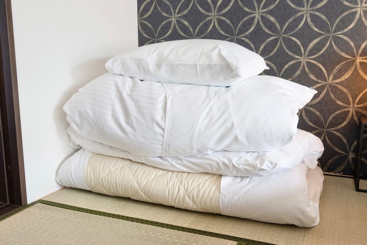 Mund të vendosësh gjithashtu futons në tapetet tatami dhe të flesh.