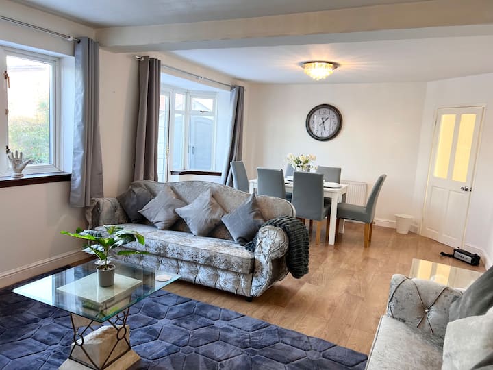 Rose House- 6 Bedrooms-12 Guests - Warwickshire