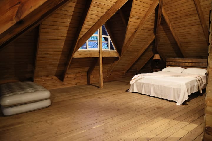 חדר קונספט פתוח, ללא דלת וחדר רחצה משותף 