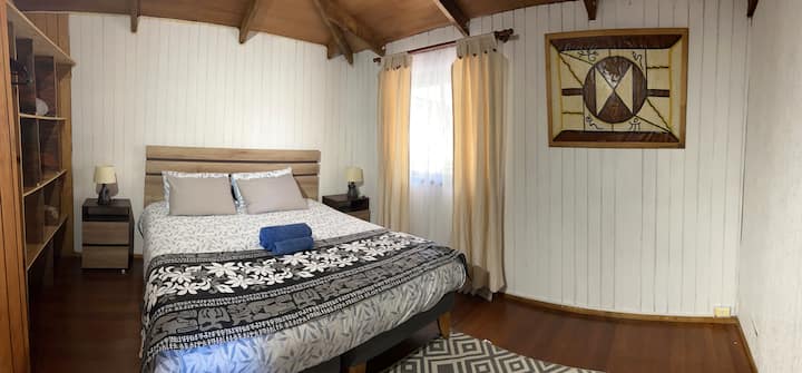 חדר שינה ראשי מרווח עם מיטה גדולה במיוחד. כולל אזור לאחסון ותליית בגדים.