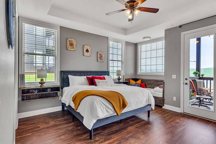 La suite principal #2 cuenta con una cama tamaño king, una cama individual, un baño privado y puertas para salir al patio. 