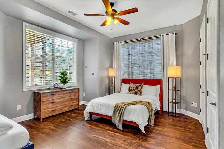 El dormitorio #3 cuenta con una cama tamaño queen y una cama doble con cama nido extraíble. La televisión grande ofrece funciones de streaming. Hay cargadores USB en cada mesita de noche y una máquina de sonido para ayudar a calmar cualquier ruido exterior.