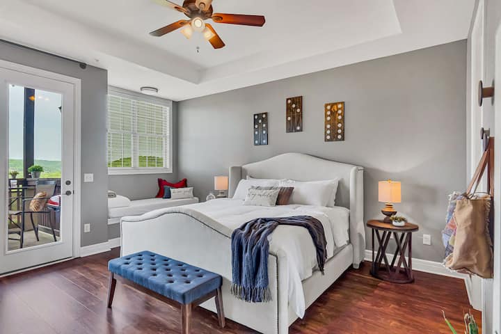 La suite principal #1 tiene una cama tamaño king con baño privado y puertas para salir al patio. Hay un asiento en el banco como una cama para niños pequeños. Hay una barandilla de seguridad en el armario. Es un lugar ideal para alojar a un niño que debe estar cerca.