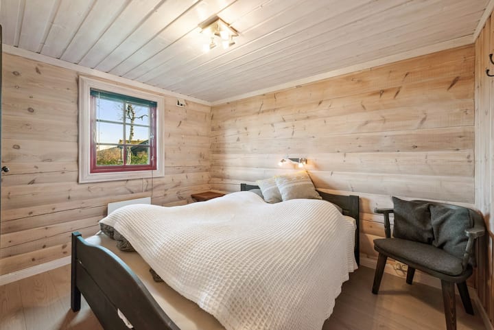 La camera da letto principale ha un letto matrimoniale e un armadio per riporre i vestiti