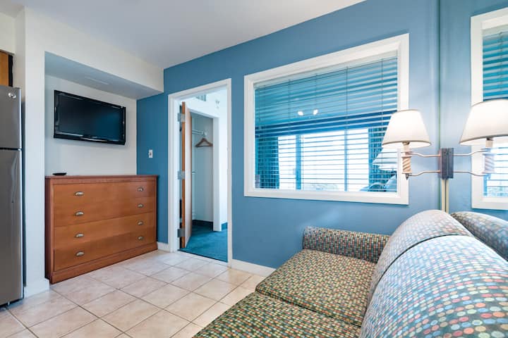 One Bedroom Oceanview Apt. W/ Pool & Parking - Virginia Beach, VA