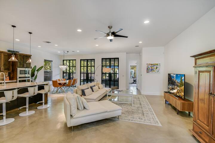 South Austin Contemporary Home gallery image 3