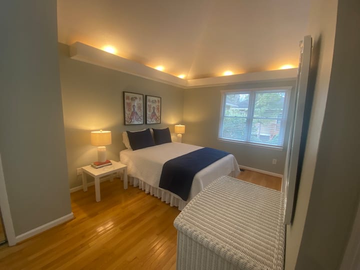 Studio style bedroom with Queen bed. Dresser available for storage during trip.