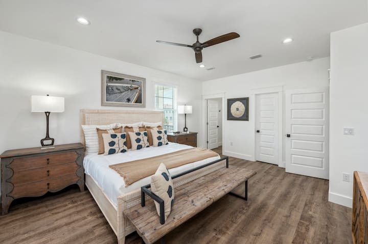 ห้องนอน 4 รูปที่ 1: เตียงคิงไซส์พร้อมอ่างอาบน้ำโต๊ะเครื่องแป้งส่วนตัว