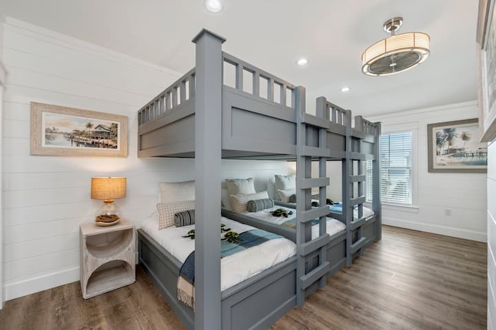 ห้องนอน 8 รูปที่ 1: เตียงสองชั้นรวมกัน 3 หลังพร้อมห้องน้ำส่วนตัว